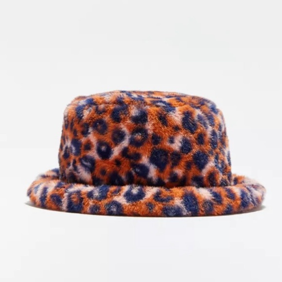 NWT UO Knox Printed Faux Fur Bucket Hat - Picture 3 of 4